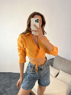 Bir model, Fame toptan giyim markasının 16730 - Crop Top - Orange toptan Crop Top ürününü sergiliyor.