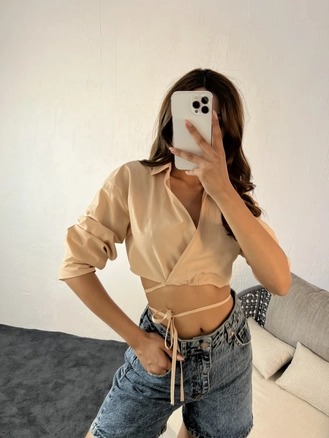A model wears 16731 - Crop Top - Beige, wholesale undefined of Fame to display at Lonca