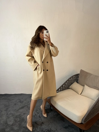 A model wears 17844 - Coat - Beige, wholesale undefined of Fame to display at Lonca