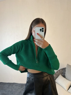 Una modella di abbigliamento all'ingrosso indossa 29494 - Sweater - Green, vendita all'ingrosso turca di Maglione di Fame