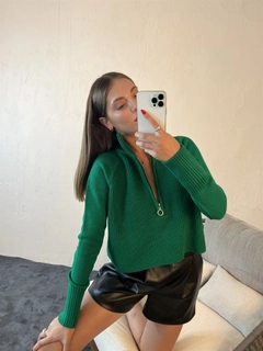 Bir model, Fame toptan giyim markasının 29494 - Sweater - Green toptan Kazak ürününü sergiliyor.