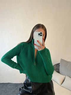 Bir model, Fame toptan giyim markasının 29494 - Sweater - Green toptan Kazak ürününü sergiliyor.