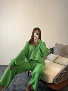 Una modella di abbigliamento all'ingrosso indossa 29632 - Suit - Light Green, vendita all'ingrosso turca di Abito di Fame