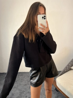 Ein Bekleidungsmodell aus dem Großhandel trägt 29656 - Sweatshirt - Black, türkischer Großhandel Sweatshirt von Fame