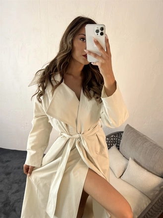 A model wears 29685 - Trenchcoat - Cream, wholesale undefined of Fame to display at Lonca