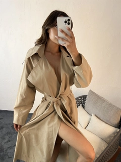 A wholesale clothing model wears 29686 - Trenchcoat - Beige, Turkish wholesale Trenchcoat of Fame