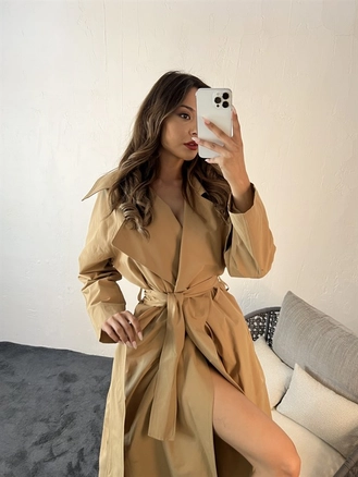 A model wears 29687 - Trenchcoat - Camel, wholesale undefined of Fame to display at Lonca