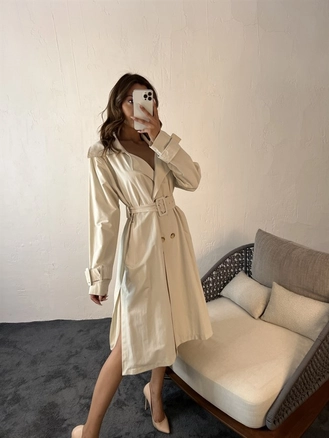 A model wears 29689 - Trenchcoat - Cream, wholesale undefined of Fame to display at Lonca