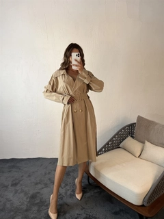 A wholesale clothing model wears 29690 - Trenchcoat - Beige, Turkish wholesale Trenchcoat of Fame