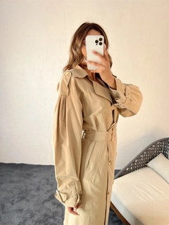 Una modella di abbigliamento all'ingrosso indossa 29694 - Trenchcoat - Beige, vendita all'ingrosso turca di Impermeabile di Fame