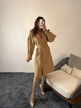 A model wears 29695 - Trenchcoat - Camel, wholesale undefined of Fame to display at Lonca