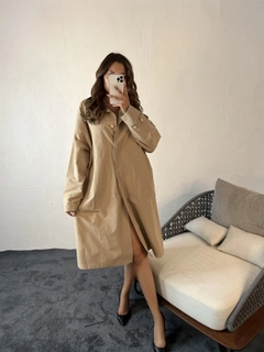 A wholesale clothing model wears 29698 - Trenchcoat - Beige, Turkish wholesale Trenchcoat of Fame