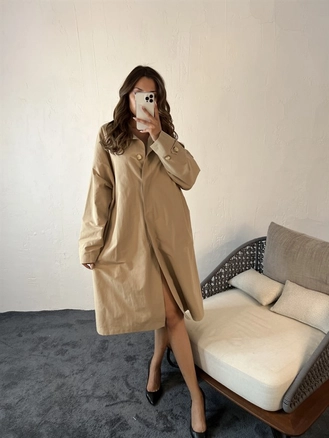 A model wears 29698 - Trenchcoat - Beige, wholesale undefined of Fame to display at Lonca