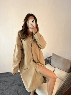 A wholesale clothing model wears 29698 - Trenchcoat - Beige, Turkish wholesale Trenchcoat of Fame