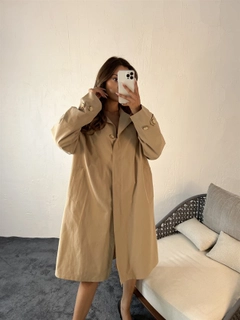 Una modella di abbigliamento all'ingrosso indossa 29698 - Trenchcoat - Beige, vendita all'ingrosso turca di Impermeabile di Fame