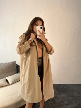 A model wears 29699 - Trenchcoat - Camel, wholesale undefined of Fame to display at Lonca