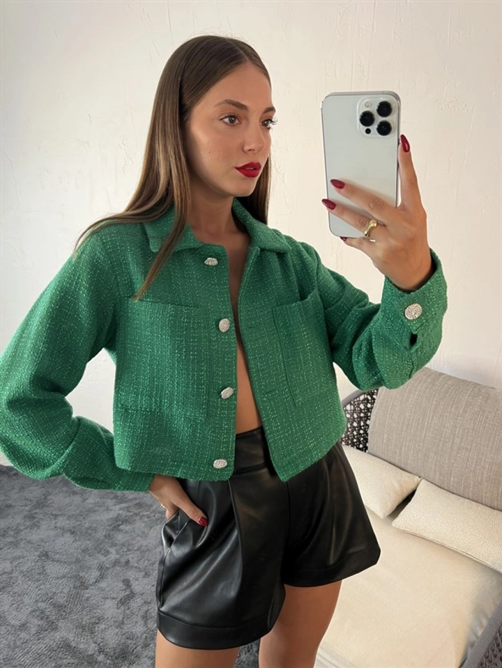 Bir model, Fame toptan giyim markasının 29729 - Jacket - Green toptan Ceket ürününü sergiliyor.