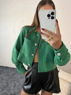 Bir model, Fame toptan giyim markasının 29729 - Jacket - Green toptan Ceket ürününü sergiliyor.