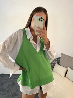 Bir model, Fame toptan giyim markasının 29771 - Sweater - Light Green toptan Kazak ürününü sergiliyor.