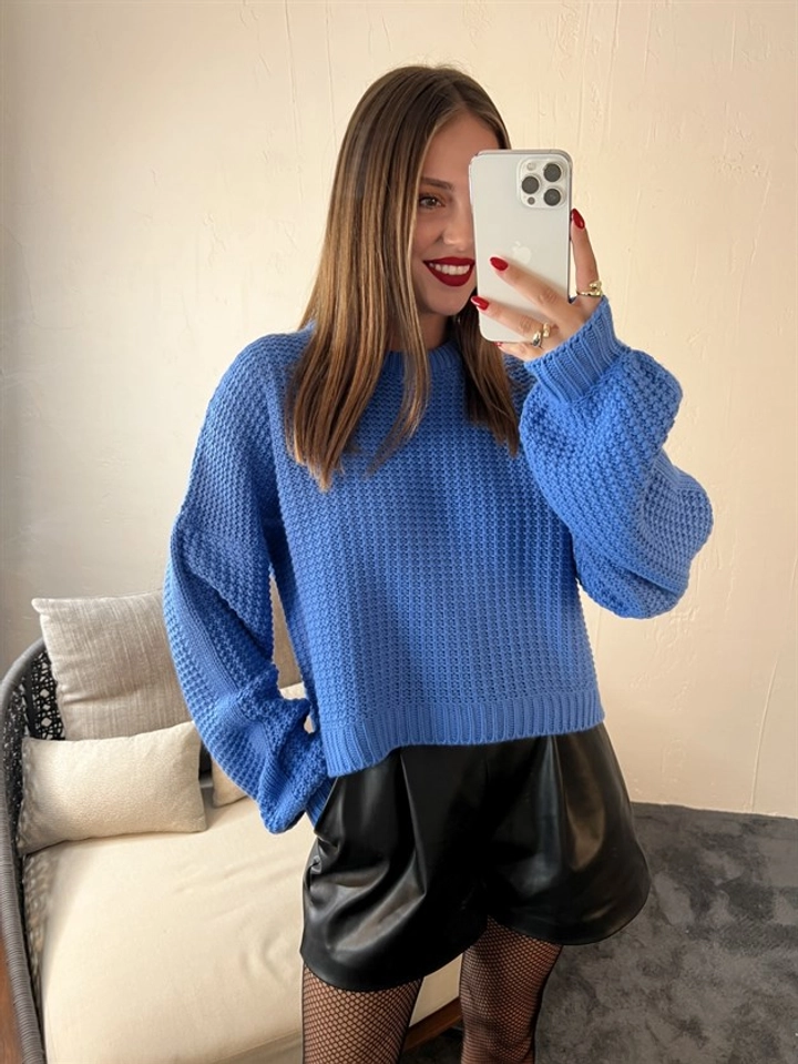 Bir model, Fame toptan giyim markasının 29986 - Sweater - Blue toptan Kazak ürününü sergiliyor.