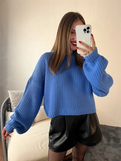 Een kledingmodel uit de groothandel draagt 29986 - Sweater - Blue, Turkse groothandel Trui van Fame