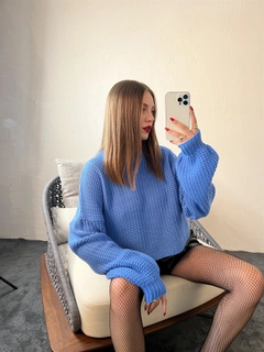 Модел на дрехи на едро носи 29986 - Sweater - Blue, турски едро пуловер на Fame