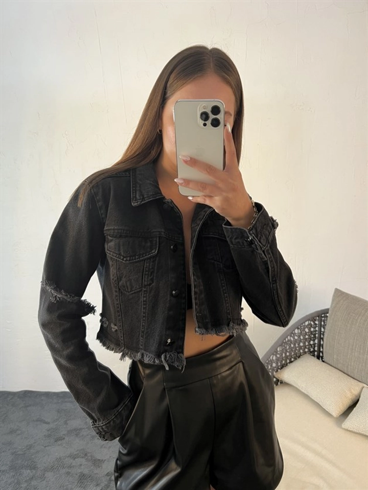 Een kledingmodel uit de groothandel draagt 29279 - Denim Jacket - Black, Turkse groothandel Spijkerjasje van Fame