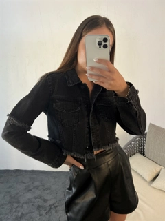 Bir model, Fame toptan giyim markasının 29279 - Denim Jacket - Black toptan Kot Ceket ürününü sergiliyor.