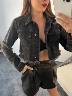 Una modella di abbigliamento all'ingrosso indossa 29279 - Denim Jacket - Black, vendita all'ingrosso turca di Giacca di jeans di Fame