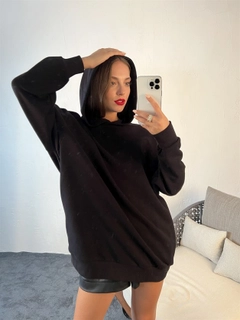 Bir model, Fame toptan giyim markasının 29290 - Sweatshirt - Black toptan Hoodie ürününü sergiliyor.