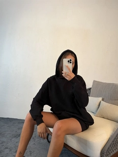 Hurtowa modelka nosi 29290 - Sweatshirt - Black, turecka hurtownia Bluza z kapturem firmy Fame