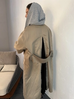 Ein Bekleidungsmodell aus dem Großhandel trägt 29362 - Trenchcoat - Mink, türkischer Großhandel Trenchcoat von Fame