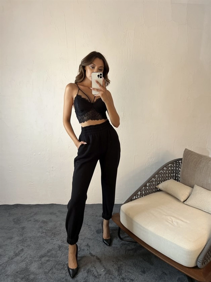 Una modella di abbigliamento all'ingrosso indossa 29365 - Sweatpants - Black, vendita all'ingrosso turca di Pantaloni della tuta di Fame