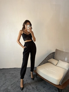 Ein Bekleidungsmodell aus dem Großhandel trägt 29365 - Sweatpants - Black, türkischer Großhandel Jogginghose von Fame