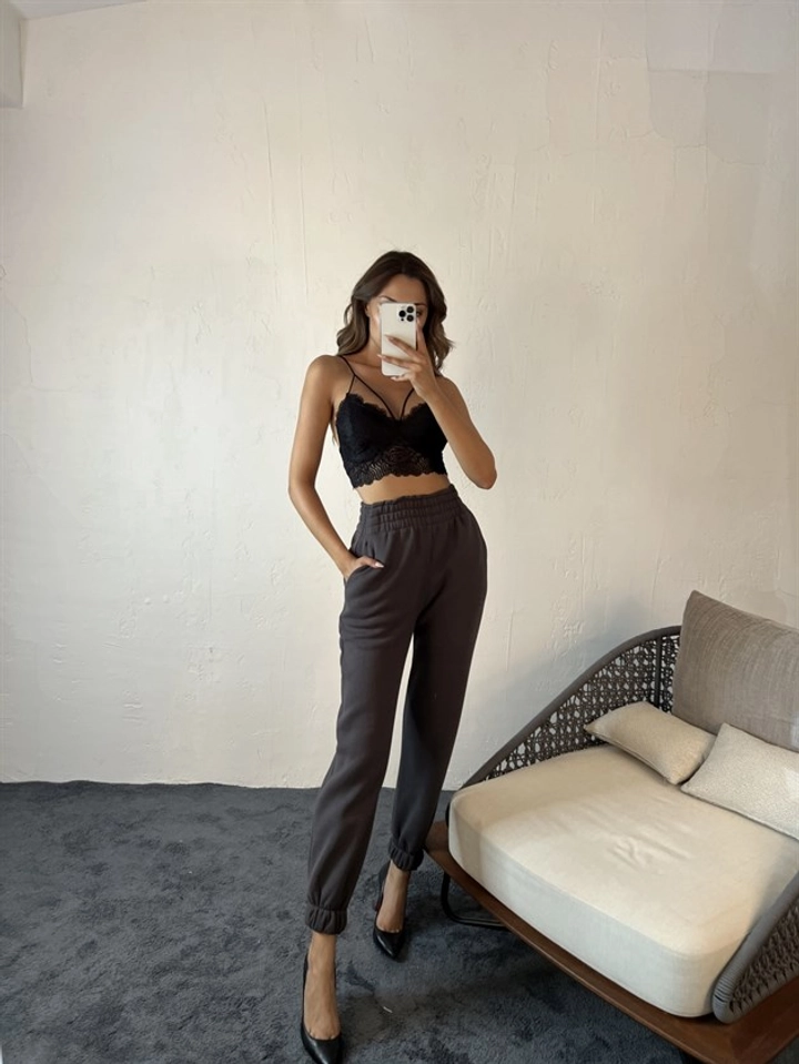 Una modella di abbigliamento all'ingrosso indossa 29368 - Sweatpants - Fume, vendita all'ingrosso turca di Pantaloni della tuta di Fame
