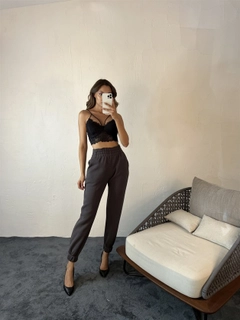 Bir model, Fame toptan giyim markasının 29368 - Sweatpants - Fume toptan Eşofman Altı ürününü sergiliyor.