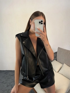 Una modella di abbigliamento all'ingrosso indossa 29385 - Vest - Black, vendita all'ingrosso turca di Veste di Fame