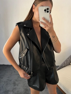 Bir model, Fame toptan giyim markasının 29385 - Vest - Black toptan Yelek ürününü sergiliyor.