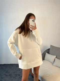 Ein Bekleidungsmodell aus dem Großhandel trägt 30578 - Sweatshirt - Ecru, türkischer Großhandel Sweatshirt von Fame