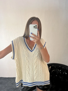 Una modella di abbigliamento all'ingrosso indossa 30005 - Sweater - Cream And Blue, vendita all'ingrosso turca di Maglione di Fame