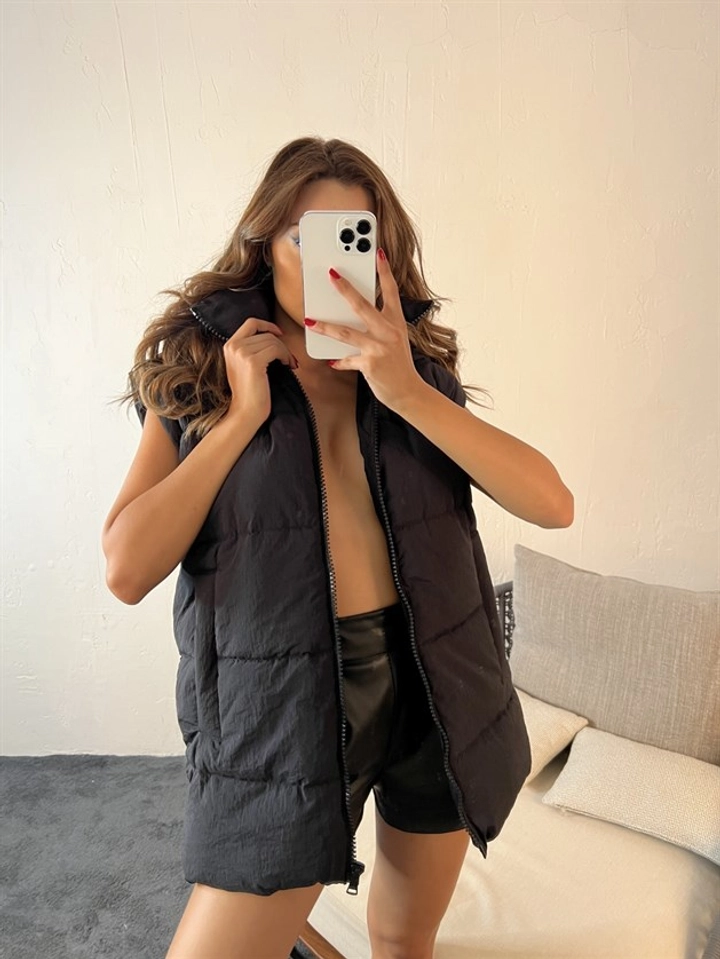 Een kledingmodel uit de groothandel draagt 30255 - Vest - Black, Turkse groothandel Vest van Fame