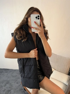 Una modella di abbigliamento all'ingrosso indossa 30255 - Vest - Black, vendita all'ingrosso turca di Veste di Fame