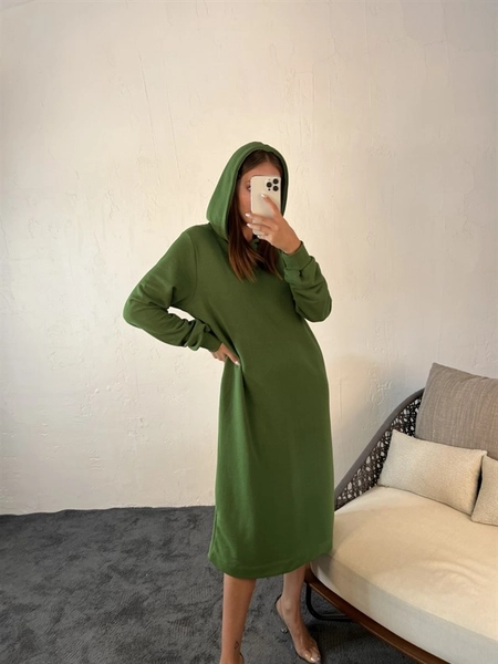 A model wears 31055 - Long Sweatshirt - Green, wholesale Hoodie of Fame to display at Lonca