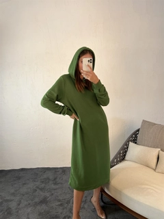 A wholesale clothing model wears 31055 - Long Sweatshirt - Green, Turkish wholesale Hoodie of Fame