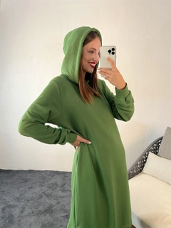 Una modelo de ropa al por mayor lleva 31055 - Long Sweatshirt - Green, Sudadera turco al por mayor de Fame