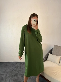 Una modella di abbigliamento all'ingrosso indossa 31055 - Long Sweatshirt - Green, vendita all'ingrosso turca di Felpa di Fame