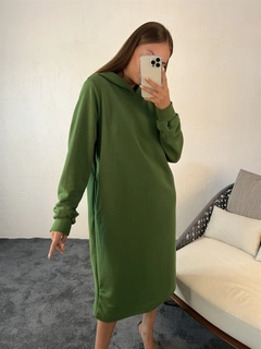Un mannequin de vêtements en gros porte 31055 - Long Sweatshirt - Green, Sweat À Capuche en gros de Fame en provenance de Turquie