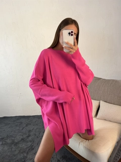 A wholesale clothing model wears 32055 - Sweater - Fuchsia, Turkish wholesale Sweater of Fame
