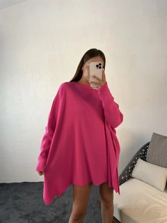A wholesale clothing model wears 32055 - Sweater - Fuchsia, Turkish wholesale Sweater of Fame