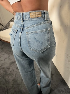 Ein Bekleidungsmodell aus dem Großhandel trägt 39890 - Jeans - Blue, türkischer Großhandel Jeans von Fame